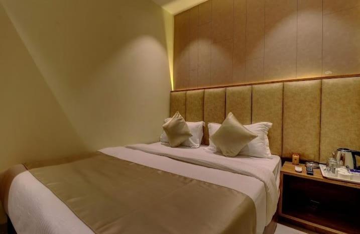 Hotel Amber Suite Near Mumbai Airport ภายนอก รูปภาพ